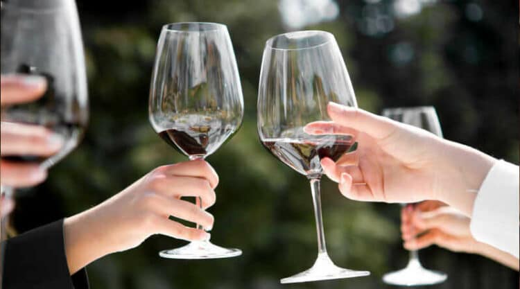 Şarap Kadehi Nasıl Tutulur? Doğru tutuş yöntemleri